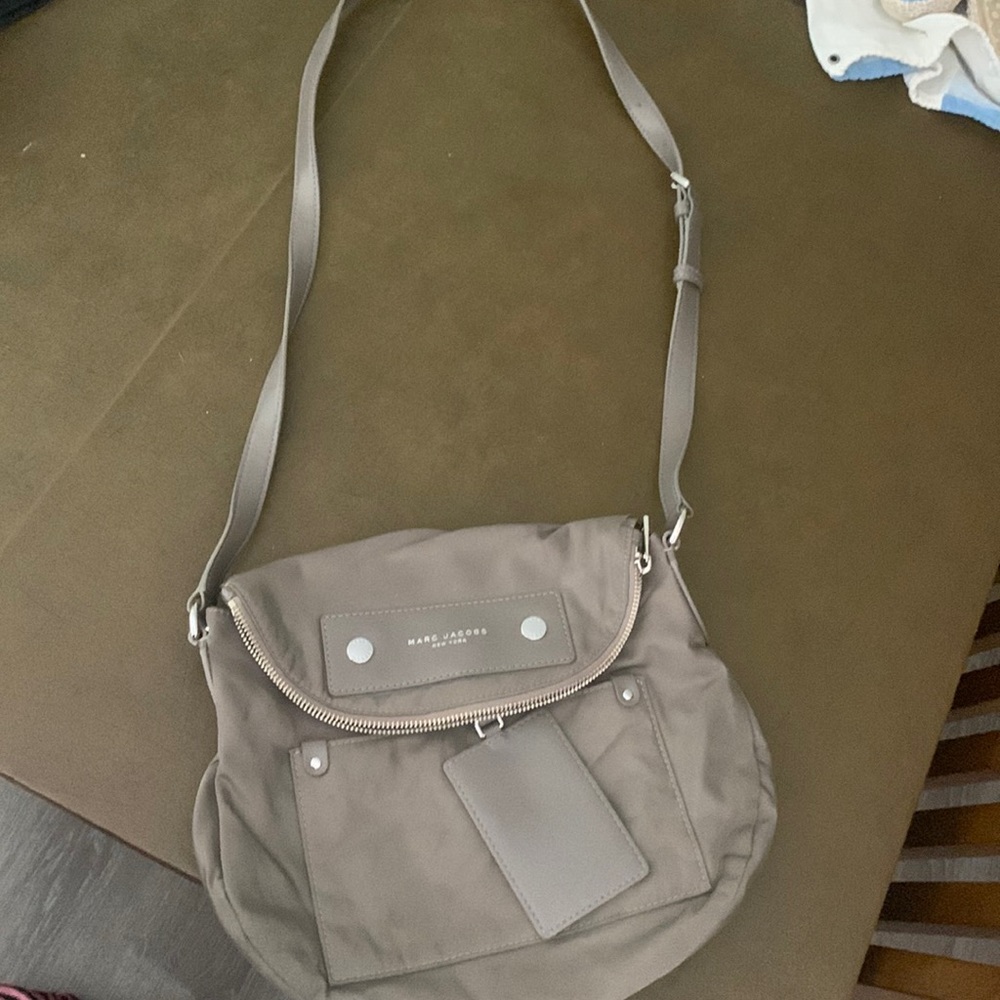 I’m selling on Michael Jacobs purse barely used in good condition